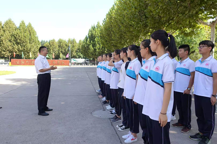 坚守以青春的名义传承以昂扬的姿态济源高级中学举行国旗班新老交接